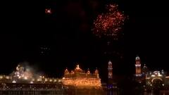 Gurpurab: रोशनी से जगमगा उठा स्वर्ण मंदिर, की गई शानदार आतिशबाजी