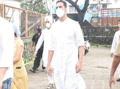 खुद अपनी मां को खोने का गम सीने में दबाए डायरेक्टर Anand L Rai की मां के अंतिम संस्कार में पहुंचे Akshay Kumar, खोए-खोए से आए नज़र