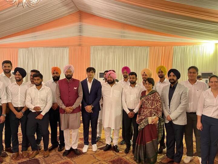 Indian hockey team, Neeraj Chopra, Kamalpreet Kaur posing with Capt. Amarinder Singh. Punjab Sports minister, Rana Gurmeet Sodhi and CS Vini Mahajan also present.