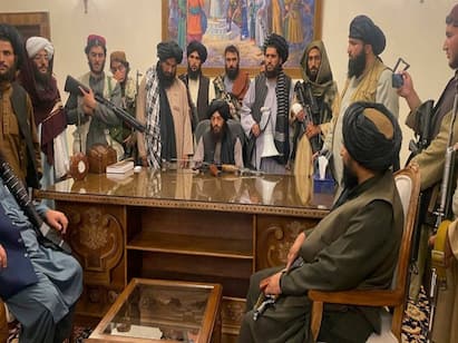 Afghanistan new pm and home minister announced by taliban தேடப்படும் பயங்கரவாதிக்கு உள்துறை அமைச்சர் பதவி.. பரபரக்கும் தலிபான்களின் புதிய அரசு