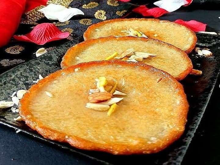 Hartalika Teej Special 2021 know easy recipe of Malpua Recipe Hartalika Teej Special Malpua: हरतालिका तीज पर भगवान शिव और माता पार्वती को मालपुआ का लगाएं भोग