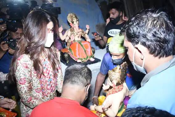 টেলিভিশন শো সুপার ডান্সার চ্যাপ্টার ৪-এ জাজের ভূমিকায় রয়েছেন শিল্পা। এক মাসের বিরতির পর তিনি শো-তে ফিরে এসেছেন।