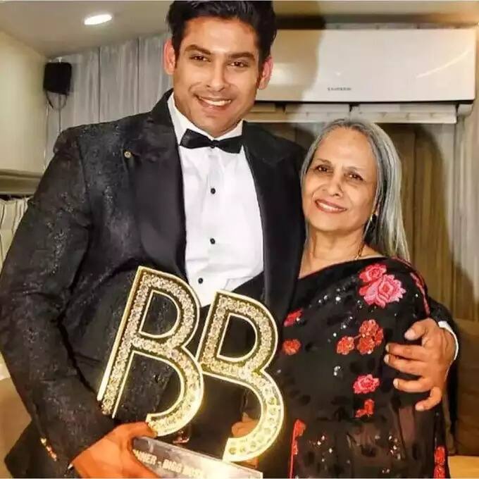 आपको बता दें कि सिद्धार्थ शुक्ला अपनी मां के बेहद करीब थे. एक्टर ने एक बार किसी इंटरव्यू में कहा भी था, ‘लोग मुझे बाहर से सख्त मिजाज का आदमी समझते हैं लेकिन एक इंसान ऐसा है जिसके सामने मैं भी पिघल जाता हूं और वो हैं मेरी मां’. आपको बता दें कि सिद्धार्थ अपने पीछे मां और दो बहनों को छोड़ गए हैं.