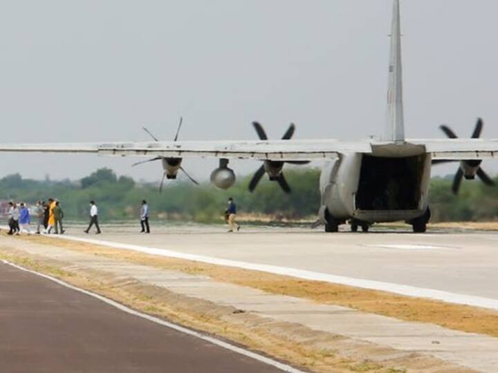 राजनाथ सिंह ने कहा, ‘‘ अंतरराष्ट्रीय सीमा के पास इसके निर्माण से, हमने यह संदेश दिया है कि हम कर कीमत पर अपने देश की एकता, विविधता और संप्रभुता के लिए खड़े रहेंगे.’’ उन्होंने कहा कि ‘इमरजेंसी लैंडिंग फील्ड’ के इस तरह के निर्माण से भारत में अत्यधिक आत्मविश्वास आया है. यह ‘इमरजेंसी लैंडिंग फील्ड’ न केवल युद्ध के दौरान बल्कि प्राकृतिक आपदाओं के समय भी मददगार होगी.