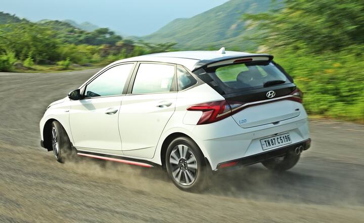 All said and done but we did not go all the way to Udaipur to listen to its audio system as the exhaust and the driving experience is what we were interested in the most. The i20 N Line is loud and you do hear it all the time with a sporty bass heavy tone. That pleased me but whether it would please your neighbour is another thing altogether. The new three spoke steering wheel and its new controls are nicer to hold/use while the new gear shift knob feels sporty too. The 120 bhp power output stays the same with the 1.0 turbo petrol being the only engine on offer with the N Line. It is fast and we did not think it needed more power. What has changed is the dynamics around it.