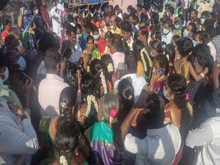 கடலூர்: கோயில் வாசலில் போட்டிபோட்டுக்கொண்டு நடந்த திருமணங்களால் தொற்று பரவும் அபாயம்...!