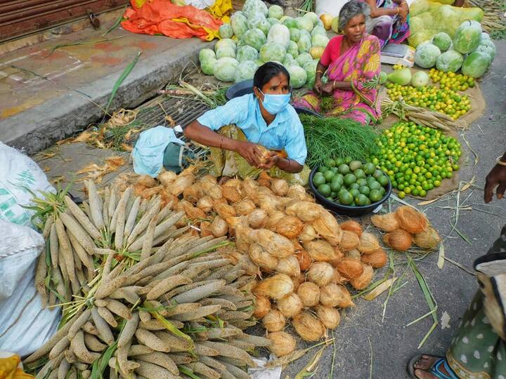 விநாயகர் சதுர்த்தி காண தேங்காய், கம்பு மற்றும் காய்கறிகளை விற்பனை செய்யும் பெண்