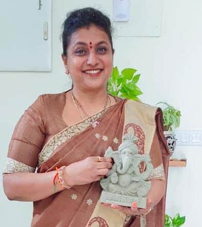 వినాయక చవితి రోజు మట్టి విగ్రహాలను ఇంట్లో భక్తి శ్రద్ధలతో పూజించుకోవాలని రోజా సూచించారు. పర్యావరణాన్ని కాపాడుకోవడం మనందరి బాధ్యత అని అన్నారు.