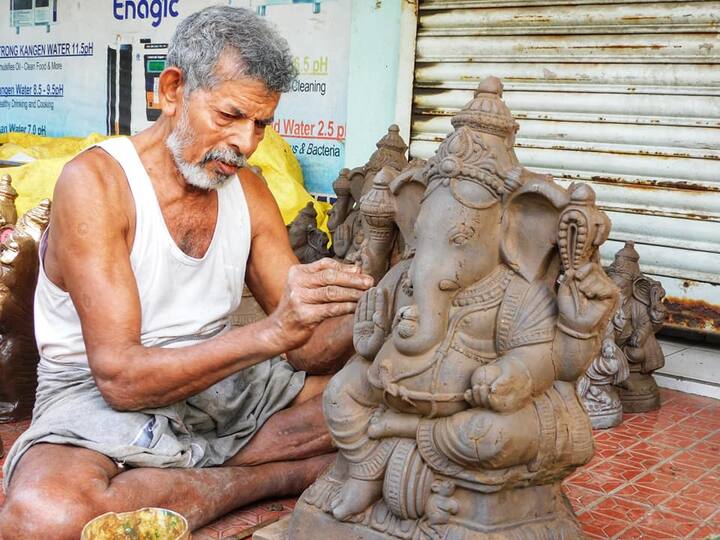 விநாயகர் சிலை தயாரிக்கும் குயவர்