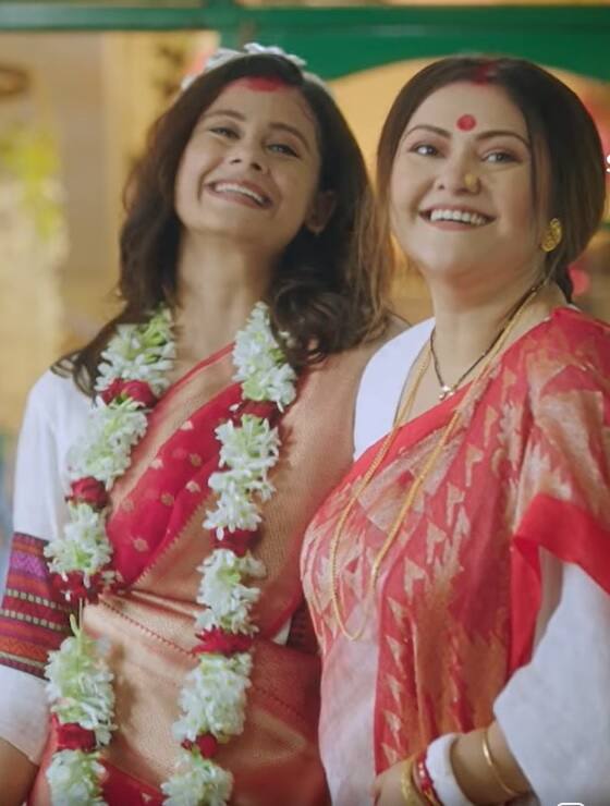 দুই অসমবয়সী বন্ধু কী সংসারেও বন্ধু হয়ে থাকবে? নাকি সংসারের প্যাঁচে হারিয়ে যাবে সহচরী-বরফির বন্ধুত্ব আর স্বপ্ন? উত্তর দেবে ধারাবাহিকের গল্পের মোড়। অন্যদিকে, আয় তবে সহচরী’র মাধ্যমে প্রথমবার প্রযোজনায় হাতেখড়ি হচ্ছে সাহানা দত্ত এবং রোহিত সামন্তর।