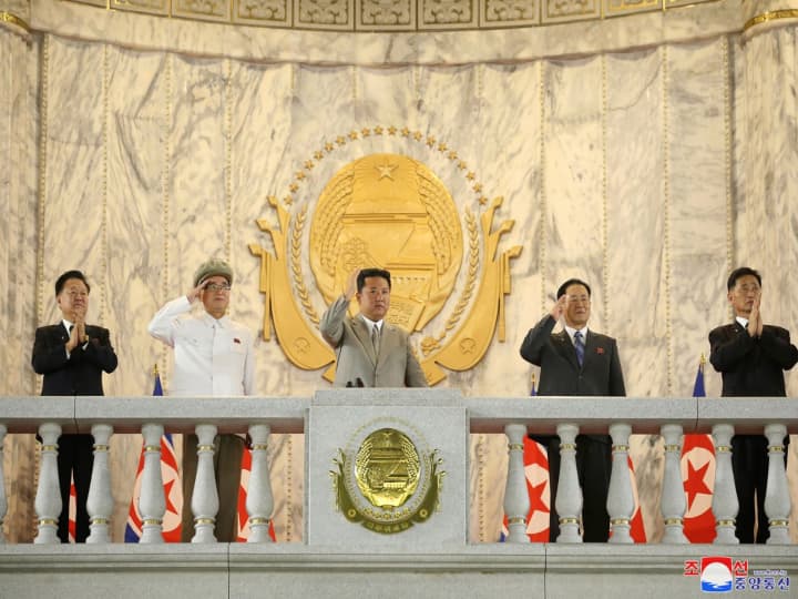 North Korean dictator Kim Jong Un loses 20 kg, shows Kim's new look in military parade Kim Jong Un News: उत्तर कोरिया के तानाशाह किम जोंग उन ने 20 किलो वजन घटाया, मिलिट्री परेड में दिखा नया लुक