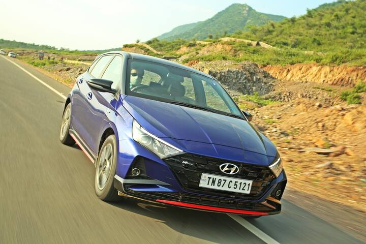 First of all the i20 N Line looks good but thankfully Hyundai have not used cheap graphics or stripes at all. It is sporty and looks different from an i20 without embarrassing you. The front end gets a new grille, new front splitter which is also in contrast colour while there are new 16-inch alloys with the N logo, painted front brake calipers, red side sill garnish, tailgate spoiler and twin exhaust tips. We would have liked to delete the chrome altogether but that aside, the i20 N Line looks nice and even more so with its signature blue shade as seen here.