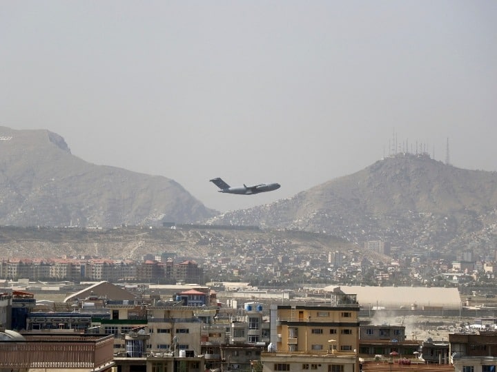Afghanistan Crisis News: अफगानिस्तान से अमेरिकी सैनिकों की वापसी के बाद पहली बार काबुल एयरपोर्ट से लोगों को लेकर विमान ने भरी उड़ान