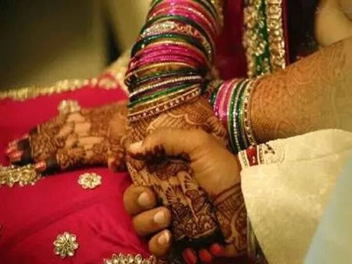 तुम्हाला कदाचित माहितही नसेल आणि हे तुमच्या दोघांमध्ये मोठ्या भांडणाचे कारण बनते. आपल्या जीवन साथीदारासोबत नवीन आठवणी तयार करा आणि आपले भविष्य पूर्वीपेक्षा चांगले बनवण्याचे वचन द्या. तो क्षण जगण्याचा प्रयत्न करा. जरी तुम्हाला तुमचा भूतकाळ आठवत असेल, तर ती वेळ तुमच्या आणि तुमच्या जोडीदारामध्ये येऊ देऊ नका.