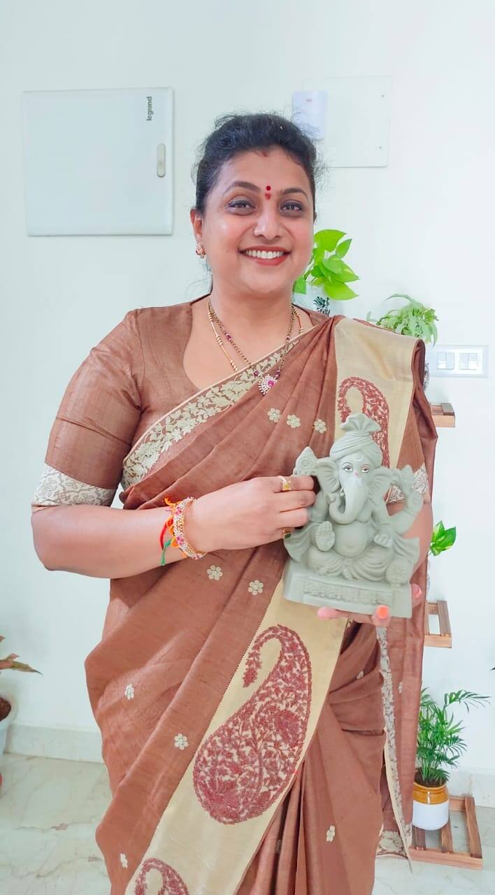 బహిరంగ ప్రదేశాల్లో కాకుండా ఇళ్లలో మట్టి గణపతిని ప్రతిష్ఠించుకొని కరోనా థర్డ్ వేవ్ నుంచి మనల్ని, మన పిల్లల్ని కాపాడుకుందామని రోజా పిలుపునిచ్చారు.