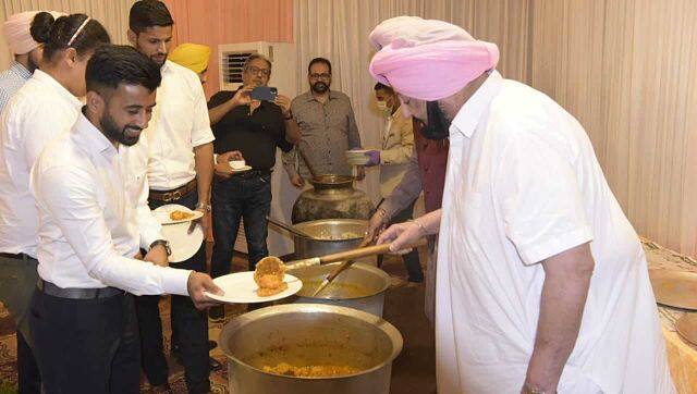 ਪੰਜਾਬ ਦੇ ਮੁੱਖ ਮੰਤਰੀ ਕੈਪਟਨ ਅਮਰਿੰਦਰ ਸਿੰਘ ਨੇ ਬੁੱਧਵਾਰ ਨੂੰ ਸੂਬੇ ਦੇ ਟੋਕੀਓ ਓਲੰਪਿਕ ਤਮਗਾ ਜੇਤੂਆਂ ਲਈ ਰਾਤ ਦੇ ਖਾਣੇ ਦੀ ਮੇਜ਼ਬਾਨੀ ਕੀਤੀ ਅਤੇ ਉਨ੍ਹਾਂ ਲਈ ਸੁਆਦੀ ਪਕਵਾਨ ਤਿਆਰ ਕੀਤੇ।