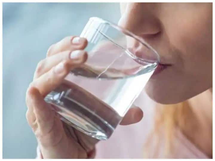 क्या पानी पीने से हार्ट फेल्योर को रोकने में मिल सकती है मदद? आपके लिए हैं ये सुझाव