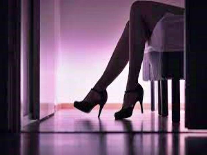 Hyderabad crime news: వాట్సాప్ వేదికగా విదేశీ యువతులతో వ్యభిచారం... సెక్స్ రాకెట్ గుట్టురట్టు చేసిన హైదరాబాద్ పోలీసులు... Hyderabad crime news police busted hitech prostitution WhatsApp is a platform for rocket Hyderabad crime news: వాట్సాప్ వేదికగా విదేశీ యువతులతో వ్యభిచారం... సెక్స్ రాకెట్ గుట్టురట్టు చేసిన హైదరాబాద్ పోలీసులు...