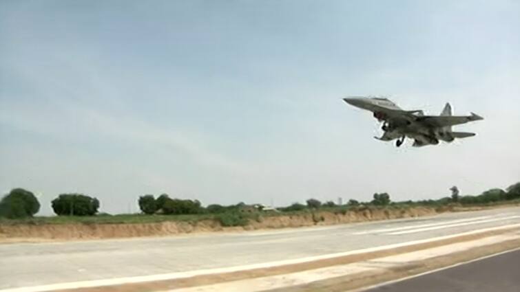 BLOG: India's first airstrip built in Barmer, Rajasthan near Pakistani border BLOG: पाकिस्तानी सीमा के नजदीक अपनी ताकत दिखाने का आखिर क्या है राज?