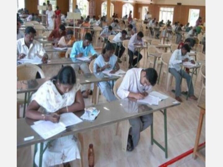 வேலூரில் நடந்த ஆசிரியர் பயிற்சி தேர்வு - ஆன்லைனில் நடத்தக்கோரி 127 மாணவர்கள் தேர்வை புறக்கணித்தனர்...!