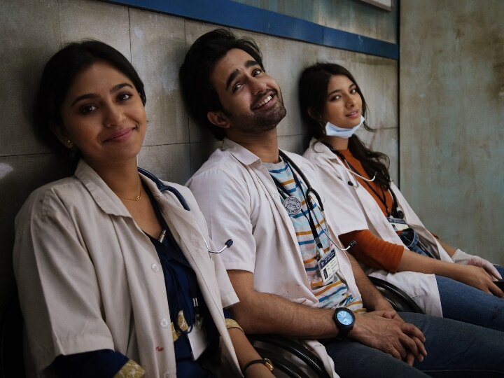 Mumbai Diaries 26/11 Review: मुंबई हमले के जख्म ताजा करती वेब सीरीज, दिखाती है अस्पताल में डॉक्टरों का संघर्ष