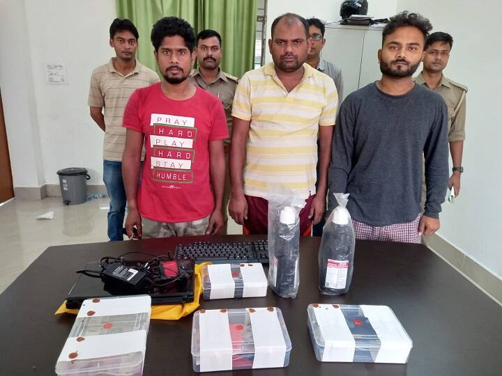 Three Arrested in Lucknow to blow money from people's bank accounts by making fake thumbs ANN नकली अंगूठे बनाकर लोगों के बैंक खातों से उड़ाते थे रुपये, निशाने पर थे ये लोग