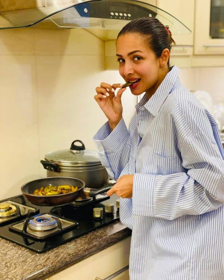 मलाइका ने अपनी किचन की भी झलक फैंस को दिखाई. हैल्थ कॉन्शियस एक्ट्रेस अपने लिए डाइट फूट बना रही हैं शायद.