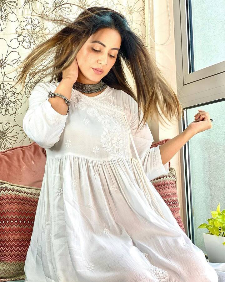 कुछ महीनों पहले हिना खान ने कश्मीर में ही अपने वीडियो सॉन्ग की शूटिंग की थी. जिसका टाइटल था बारिश. ये गाना जबरदस्त हिट रहा है और 300 मिलियन व्यूज हासिल कर चुका है. (फोटो – सोशल मीडिया)