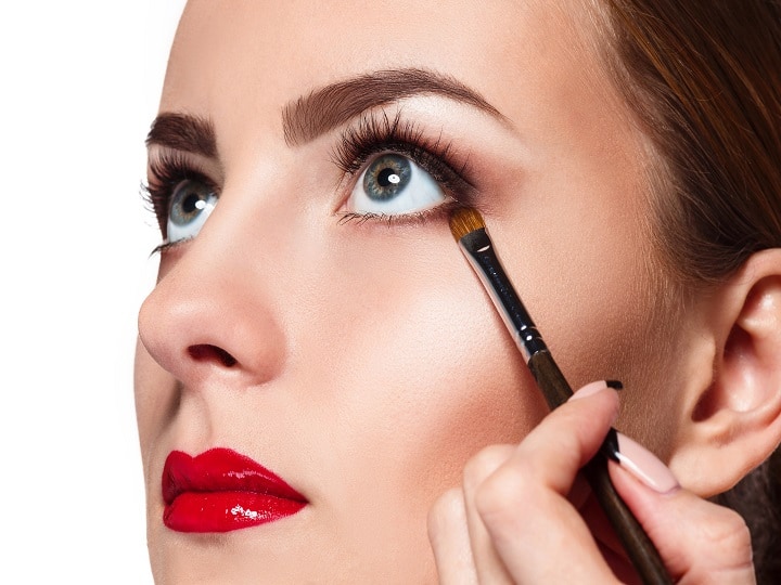 Keep these tips in mind while doing eye makeup Makeup Tips: आंखों को खूबसूरत बनाने के लिए यूज करती हैं Eye मेकअप, तो इन बातों का रखें खास ख्याल