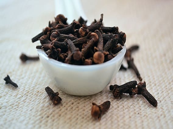 Cloves Benefits : वजन कमी करण्यासाठी लवंग आहे फायदेशीर; कसे ते जाणून घ्या Cloves Benefits : वजन कमी करण्यासाठी लवंग आहे फायदेशीर; कसे ते जाणून घ्या