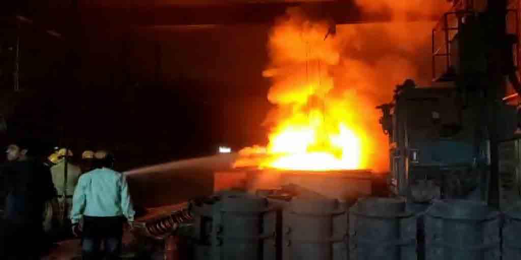Asansol jamuria Police Station national Road No. 60 a fire broke out at a private iron factory Asansol: আসানসোল জামুড়িয়া থানার জাতীয় সড়কের পাশে বেসরকারি কারখানায় আগুন