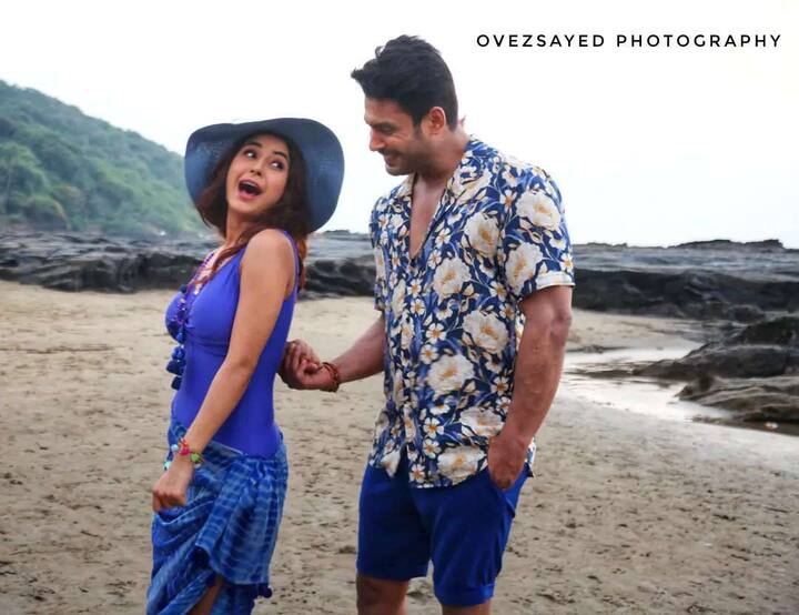 फैंस का कहना है कि ये गाना जितना भी शूट हुआ है उसे रिलीज कर दिया जाना चाहिए. सिद्धार्थ के साथ शहनाज की इन तस्वीरों का काफी पसंद किया जा रहा है. इस फोटो में सिद्धा्र्थ उनका हाथ मरोड़ते दिख रहे हैं. जिसमें दोनों की कैमिस्ट्री बेहद शानदार लग रही है.