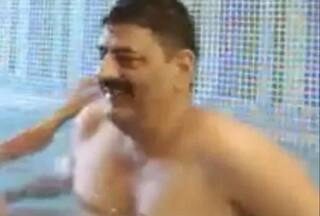 સ્વીમિંગ પૂલમાં પોલીસ અધિકારી અને મહિલા કૉન્સ્ટેબલ કરી રહ્યાં હતા મજા, ને વીડિયો વાયરલ થઇને પહોંચ્યો મહિલાના પતિ પાસે............