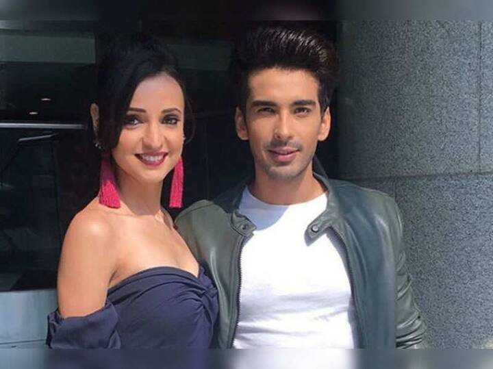Sanaya Irani and Mohit Sehgal- सनाया और मोहित की जोड़ी फैंस को काफी पसंद है. उन्होंने साल 2016 में शादी की थी. सनाया मोहित से दो साल बड़ी हैं.