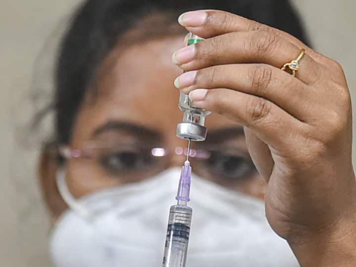 COVID-19 Vaccination: स्कूलों को दोबारा खोलने के लिए क्या बच्चों में वैक्सीनेशन की शर्त होनी चाहिए जरूरी? जानें क्या है सरकार का जवाब