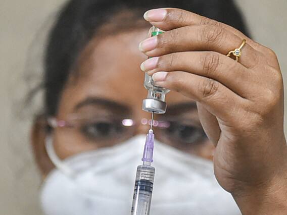 COVID-19 Vaccination: स्कूलों को दोबारा खोलने के लिए क्या बच्चों में वैक्सीनेशन की शर्त होनी चाहिए जरूरी? जानें क्या है सरकार का जवाब COVID-19 Vaccination: स्कूलों को दोबारा खोलने के लिए क्या बच्चों में वैक्सीनेशन की शर्त होनी चाहिए जरूरी? जानें क्या है सरकार का जवाब