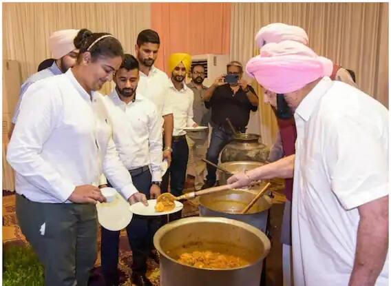 ਉਲੰਪੀਅਨਾਂ ਨੇ ਜਿੱਤੇ ਤਗਮੇ, ਕੈਪਟਨ ਨੇ ਕੜਛੀ ਫੜ ਜਿੱਤ ਲਏ ਦਿਲ, ਜਾਣੋ ਕੈਪਟਨ ਦੇ ਪਕਵਾਨ ਖਾ ਕੇ ਕੀ ਬੋਲੇ ਖਿਡਾਰੀ ਉਲੰਪੀਅਨਾਂ ਨੇ ਜਿੱਤੇ ਤਗਮੇ, ਕੈਪਟਨ ਨੇ ਕੜਛੀ ਫੜ ਜਿੱਤ ਲਏ ਦਿਲ, ਜਾਣੋ ਕੈਪਟਨ ਦੇ ਪਕਵਾਨ ਖਾ ਕੇ ਕੀ ਬੋਲੇ ਖਿਡਾਰੀ