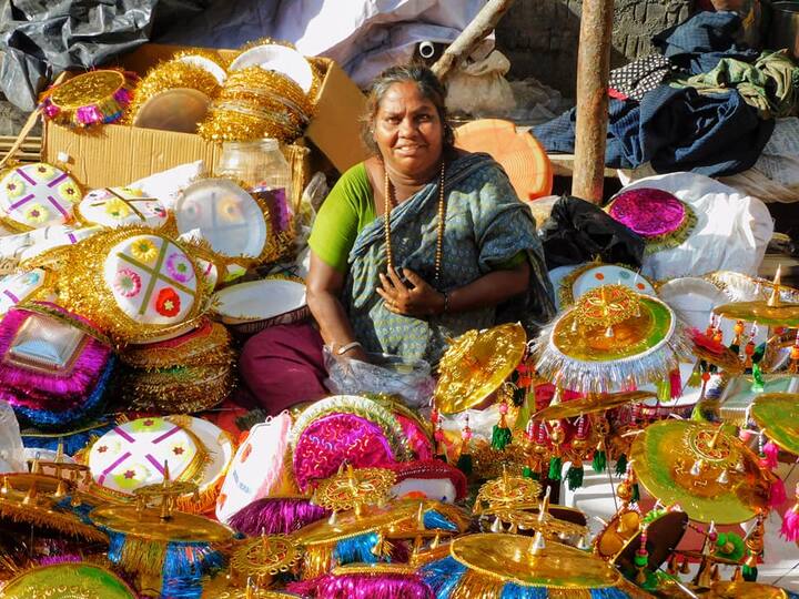 விநாயகர் சிலை வைக்கப்படும் குடைகளை விற்பனை