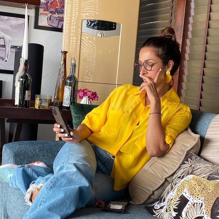 इस तस्वीर में मलाइका अरोड़ा अपने लिविंग रूम के सोफे पर रिलैक्सिंग मोड में नज़र आ रही थीं.