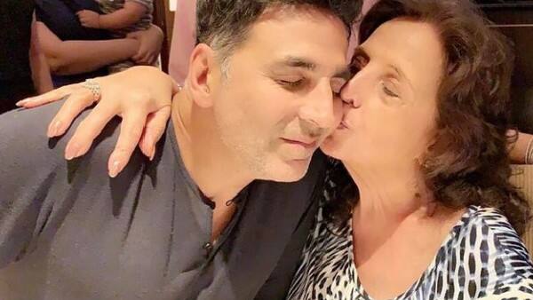 वहीं इससे पहले अक्षय कुमार ने अपने बर्थडे पर मां को याद करते हुए उनके साथ एक तस्वीर सोशल मीडिया पर शेयर की थी. जिसमें उन्होंने लिखा था कि, मैंने सोचा भी नहीं था कि इस बार मां नहीं होंगी लेकिन जहां भी होंगी उनके लिए हैप्पी बर्थडे का गीत गा रही होंगी.