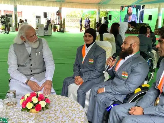 अनेक खेळाडूंनी त्यांची स्वाक्षरी केलेले क्रीडा साहित्य, आपली जिंकलेली पदके पंतप्रधानांना दिली. सर्व पदक विजेत्यांची स्वाक्षरी असलेले एक उपरणे देखील पंतप्रधानांना भेट देण्यात आले. पंतप्रधान म्हणाले की स्वाक्षरी केलेल्या या क्रीडा साहित्याचा लिलाव केला जाणार आहे आणि क्रीडापटूंनी याचे स्वागतही केले. केंद्रीय क्रीडा मंत्री आणि केंद्रीय कायदा मंत्री देखील या समारंभास उपस्थित होते.