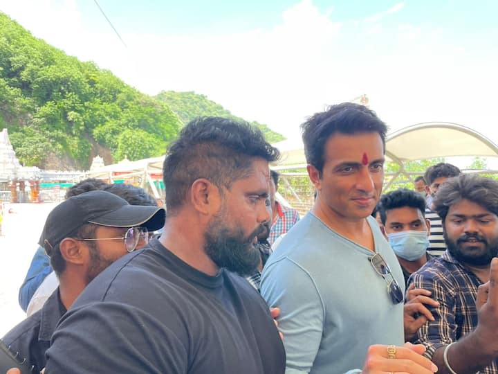 ఈ సందర్భంగా సోనుసూద్ మాట్లాడుతూ.. కనక దుర్గ అమ్మవారిని దర్శించుకోవడం ఎంతో ఆనందాన్ని ఇచ్చిందని, కరోనా నుంచి ప్రజలకు విముక్తి కలగాలని కోరుకున్నానని తెలిపారు. - Image Credit: BA Raju's Team/Instagram
