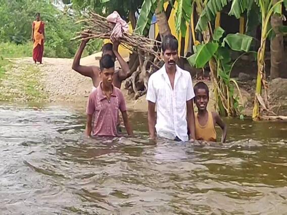 ராணிப்பேட்டை: மார்பளவு நீரில் உயிரை பணயம் வைத்து பள்ளிக்கு பயணம் - மேம்பாலம் அமைக்க கோரிக்கை ராணிப்பேட்டை: மார்பளவு நீரில் உயிரை பணயம் வைத்து பள்ளிக்கு பயணம் - மேம்பாலம் அமைக்க கோரிக்கை