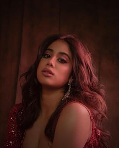 Janhvi Kapoor ने न्यूड मेकअप और ब्लैक ड्रेस में शेयर की ग्लैमरस फोटोज