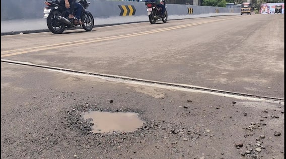 मंगळवारी लोकार्पण झालेल्या डोंबिवलीच्या कोपर पुलावर खड्डे पडण्यास सुरुवात, कामाच्या दर्जाबाबत प्रश्नचिन्ह मंगळवारी लोकार्पण झालेल्या डोंबिवलीच्या कोपर पुलावर खड्डे पडण्यास सुरुवात, कामाच्या दर्जाबाबत प्रश्नचिन्ह