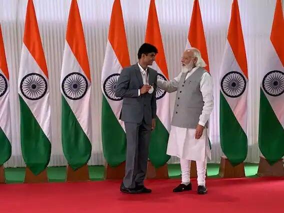 पंतप्रधान नरेंद्र मोदींनी भालाफेकपटू देवेंद्र झाझडिया आणि अॅथलीट मरिअप्पन थंगावेलू यांच्याशीही चर्चा केली. दोघांनी रौप्य पदके जिंकली. टेबल टेनिसपटू भाविना पटेल आणि तिरंदाज हरविंदर सिंग देखील फोटोंमध्ये दिसत आहेत. भाविना पटेलने रौप्य आणि हरविंदर सिंगने कांस्य पदक जिंकले आहे.