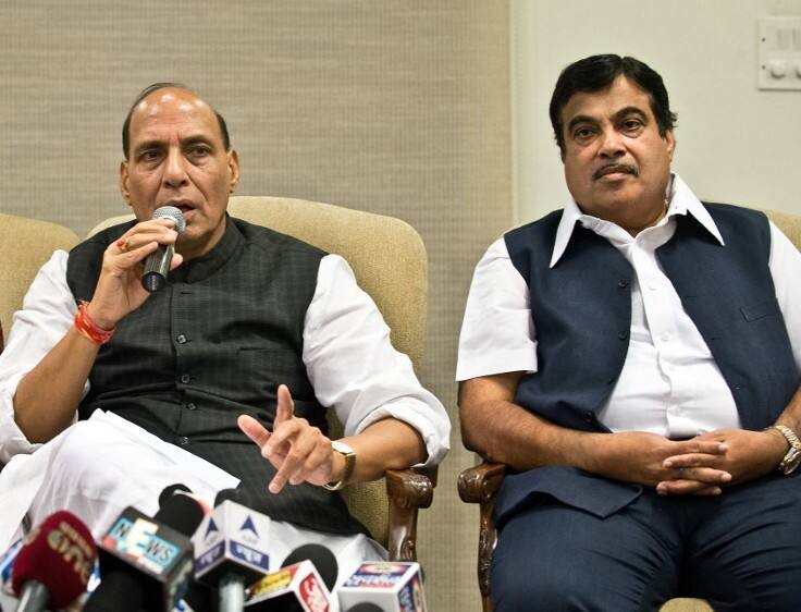 Rajnath Singh, Nitin Gadkari to inaugurate emergency landing field in Barmer today पाकिस्तान की सीमा के पास बने हाइवे पर हुई लड़ाकू विमानों की लैंडिंग, उद्घाटन में शामिल होंगे राजनाथ और गडकरी