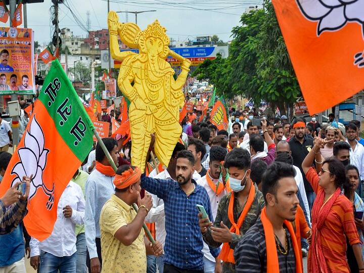 BJP workers protesting outside Jharkhand assembly thrashed JMM worker fiercely झारखंड विधानसभा में नमाज के लिए कमरे के खिलाफ बीजेपी का विरोध प्रदर्शन, JMM कार्यकर्ता की जमकर कर दी पिटाई