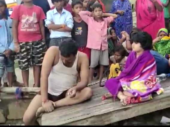 Mirzapur: विध्यांचल धाम में नाव डूबने से 6 लोगों की मौत, दर्शन के लिए रांची से आया था परिवार Mirzapur: विध्यांचल धाम में नाव डूबने से 6 लोगों की मौत, दर्शन के लिए रांची से आया था परिवार