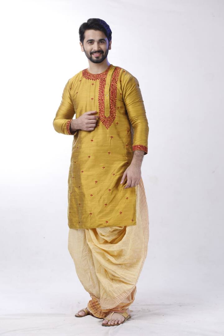 সহচরীর ছেলের ভূমিকায় অভিনয় করছেনই ইন্দ্রনীল। বরফিকে বাড়িতে বিয়ে করে আনবেন তিনিই। পায়ে স্নিকার্স আর সঙ্গে লাল বেনারসী, রৌদ্রর সঙ্গে পায়ে পায়ে সহচরীর বাড়িতে প্রবেশ বরফির।